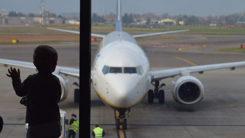 kid sad airport