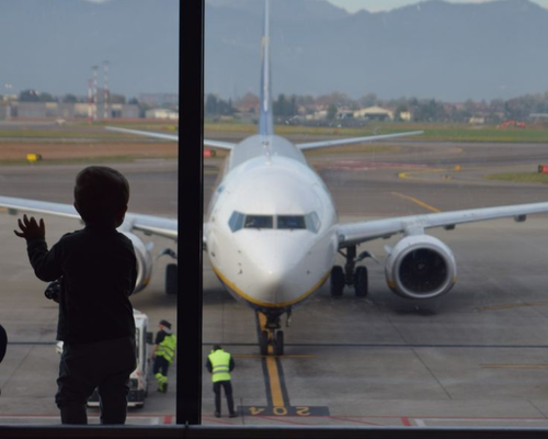 kid sad airport